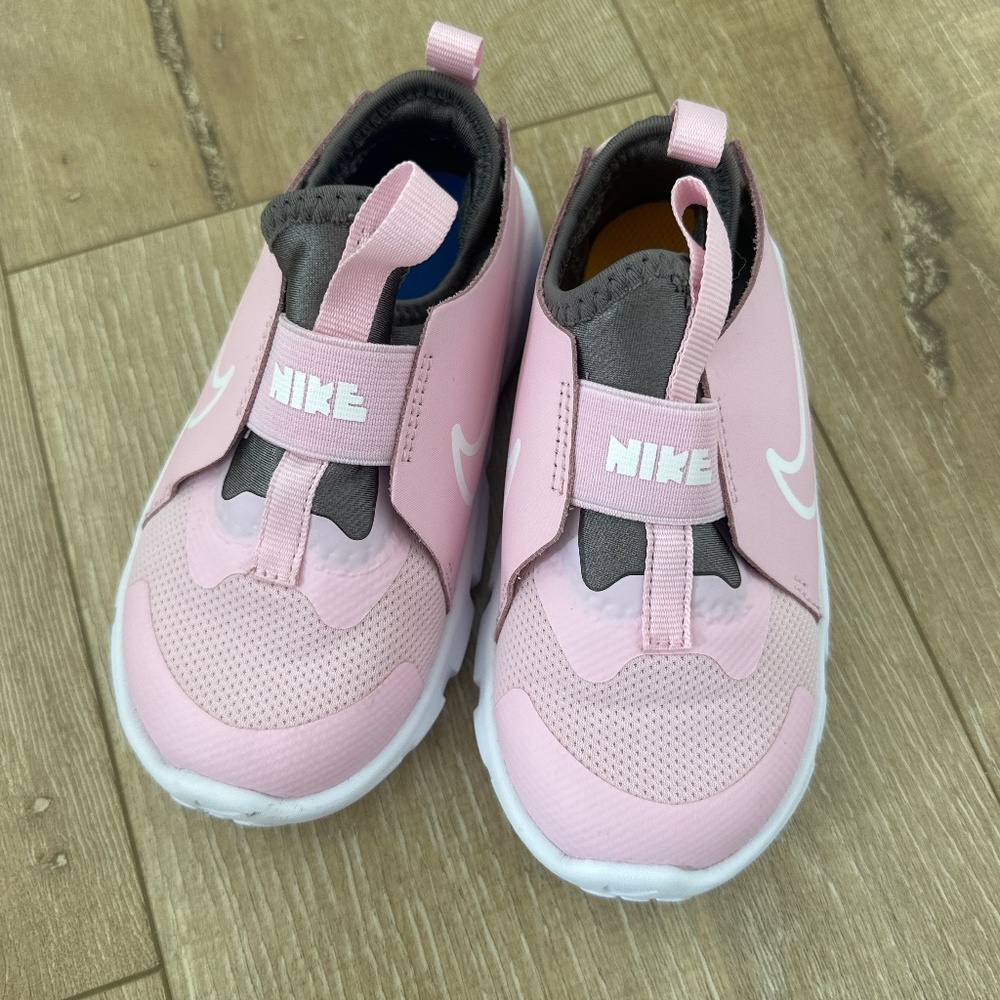 Like new Nike pink slip on sneakers 9C